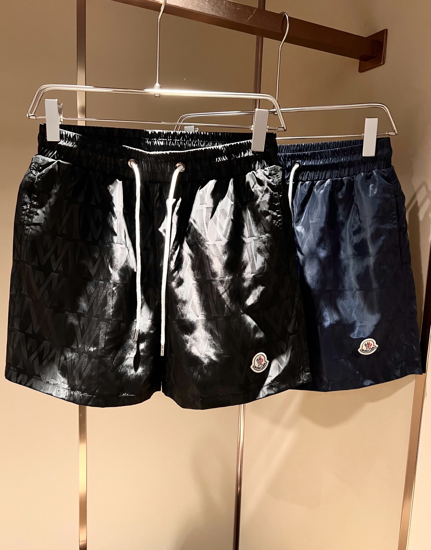 NO:930224,Moncler Mengjia's 2026 spring and summer men's and women's latest trade order casual shorts for couples!  Full condition!  !  Internet celebrity model!  The trouser legs are designed with logo badges!  The upper body is comfortable and breathable, not stiff, and has a rich three-dimensional feel overall. Quality export order, customized exclusive polyester fiber fabric tailoring, to meet the simple needs of commuters for dressing. The upper body effect is very good, slimming, and not picky about the figure. The fabric workmanship is impeccable, and the original custom-made hardware and accessories design!  Only with good craftsmanship and good fabrics can you wear a good-looking item. It is a must-have item for everyone!  Size M-3XL,,shorts,19860909Moncler蒙家 2026春夏男女同款情侣款最新的贸易订单休闲短裤！全品相！！网红款！裤腿采用logo徽章设计！上身舒适透气,不僵硬,整体有着丰富的立体感,品质出口订单,定制专属聚酯纤维面料剪裁,满足通勤人们对于着装的简约需求,上身效果很好,显瘦,不挑剔身材.面料做工....无可挑剔,定制原版五金辅料设计！好工艺好面料才能穿出好品味一款,人手必备单品！尺码M-3XL,,shorts,,Men's clothing