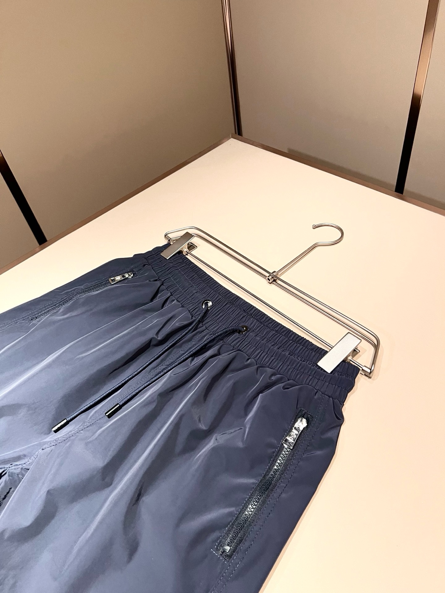 Moncler蒙家 2026春夏男女同款情侣款最新的贸易订单休闲短裤！全品相！！网红款！裤腿采用logo