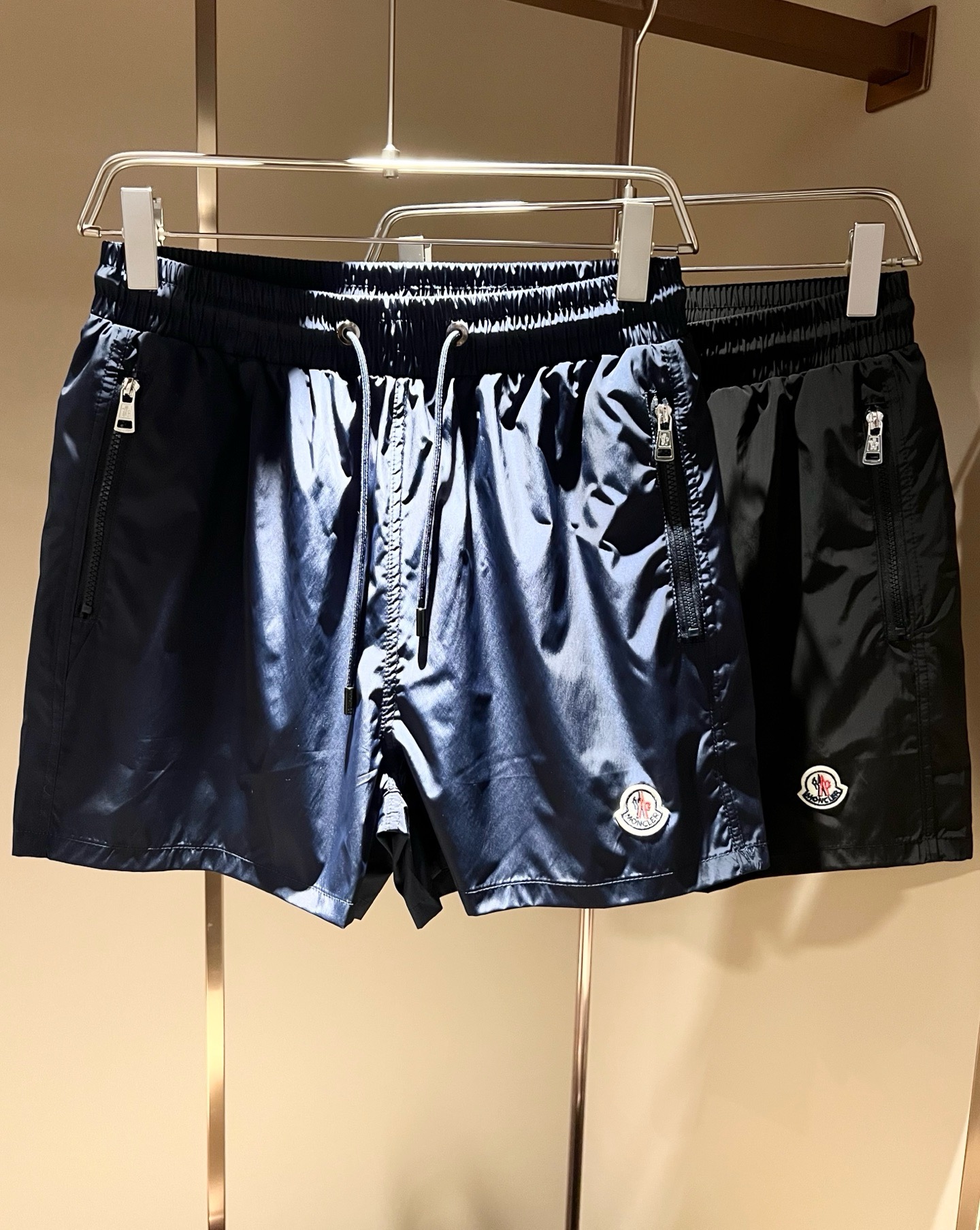 Moncler蒙家 2026春夏男女同款情侣款最新的贸易订单休闲短裤！全品相！！网红款！裤腿采用logo