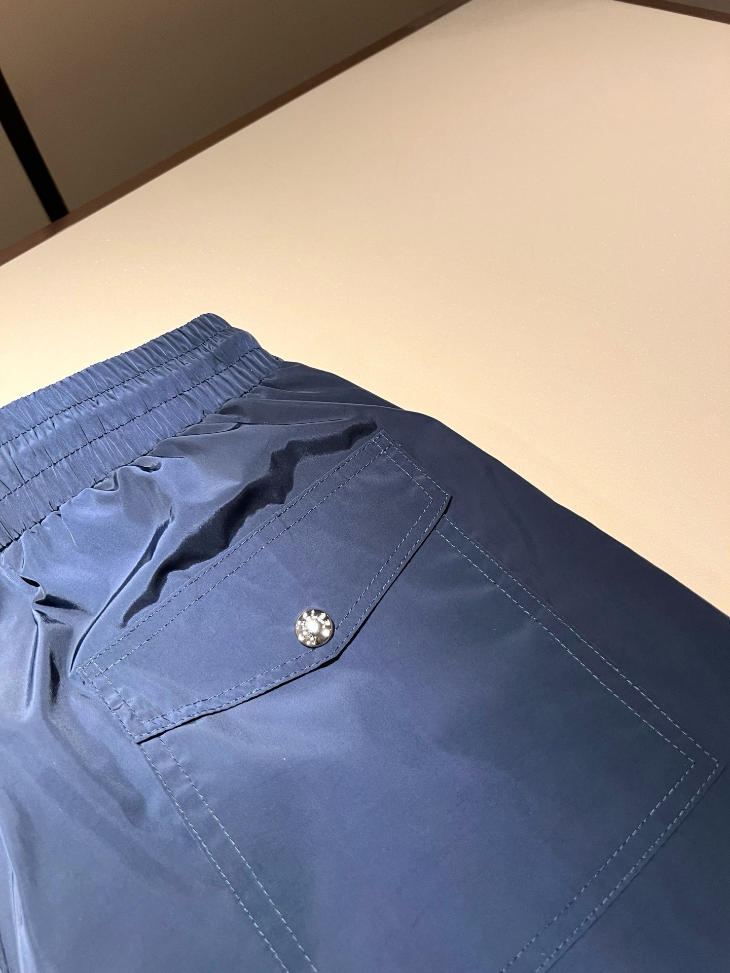 Moncler蒙家 2026春夏男女同款情侣款最新的贸易订单休闲短裤！全品相！！网红款！裤腿采用logo