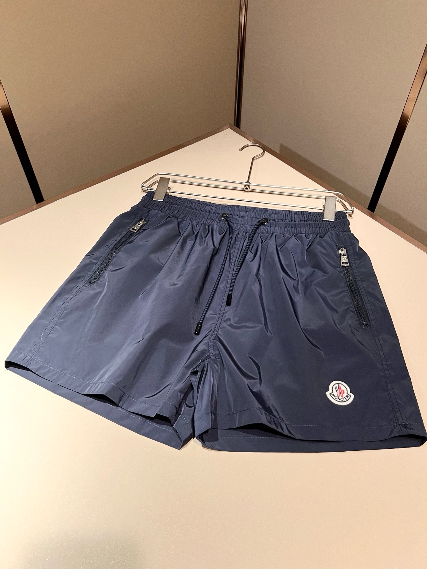 Moncler蒙家 2026春夏男女同款情侣款最新的贸易订单休闲短裤！全品相！！网红款！裤腿采用logo