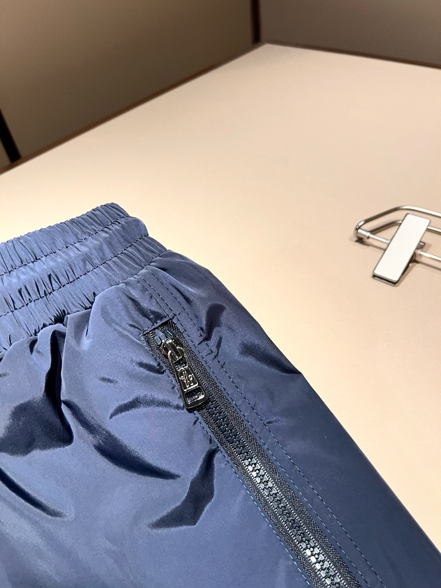 Moncler蒙家 2026春夏男女同款情侣款最新的贸易订单休闲短裤！全品相！！网红款！裤腿采用logo