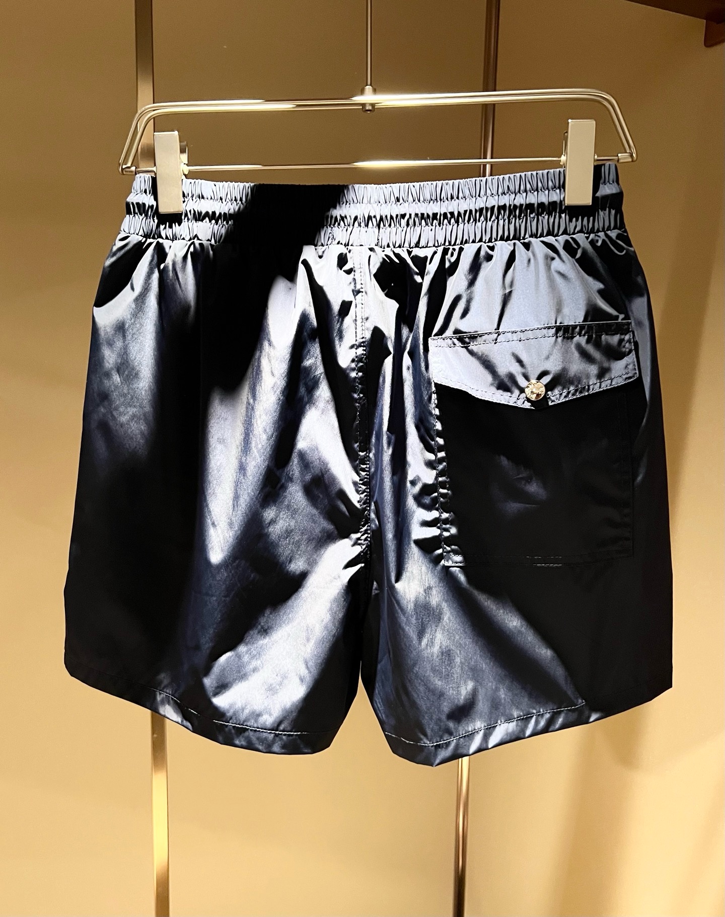 Moncler蒙家 2026春夏男女同款情侣款最新的贸易订单休闲短裤！全品相！！网红款！裤腿采用logo