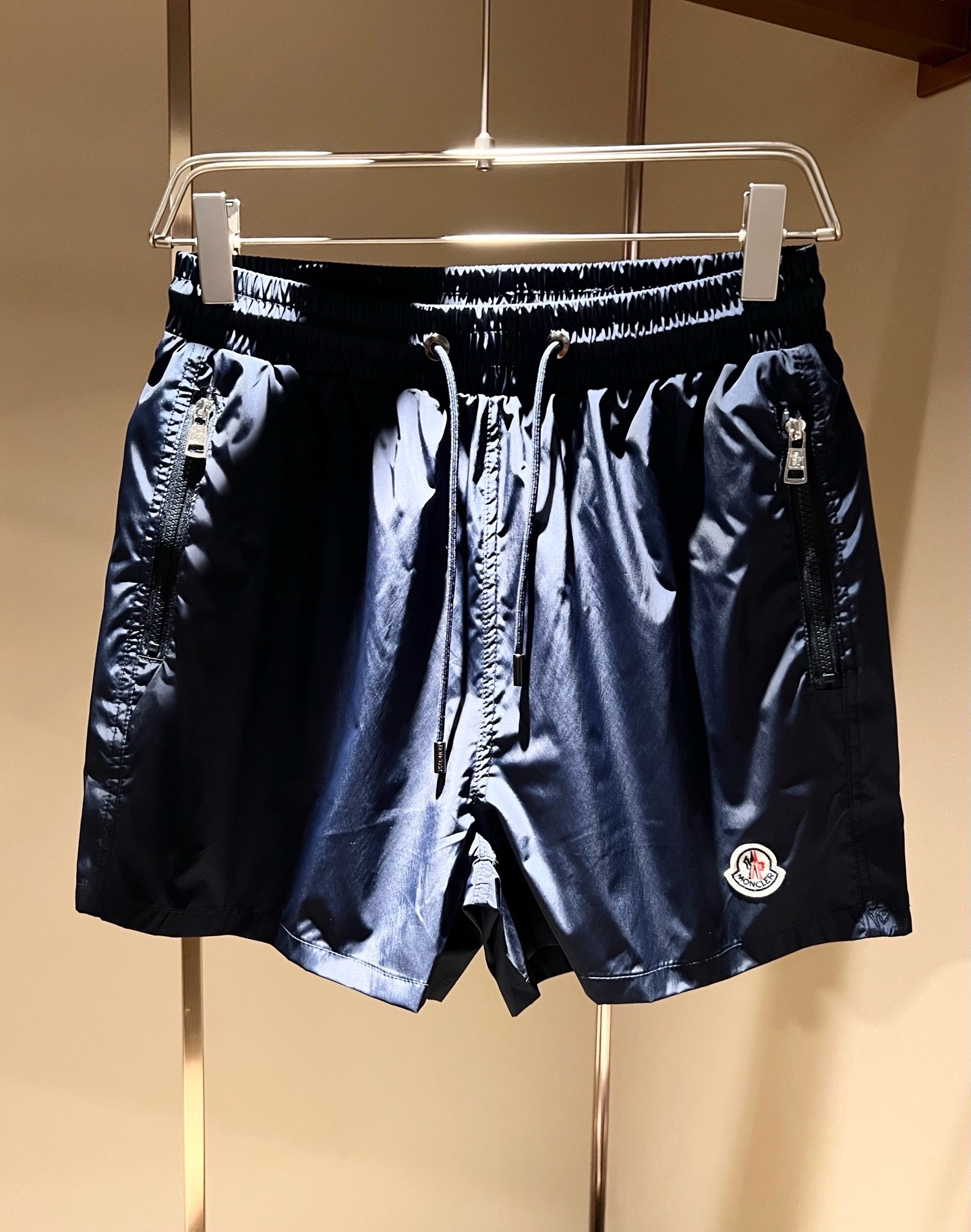 Moncler蒙家 2026春夏男女同款情侣款最新的贸易订单休闲短裤！全品相！！网红款！裤腿采用logo