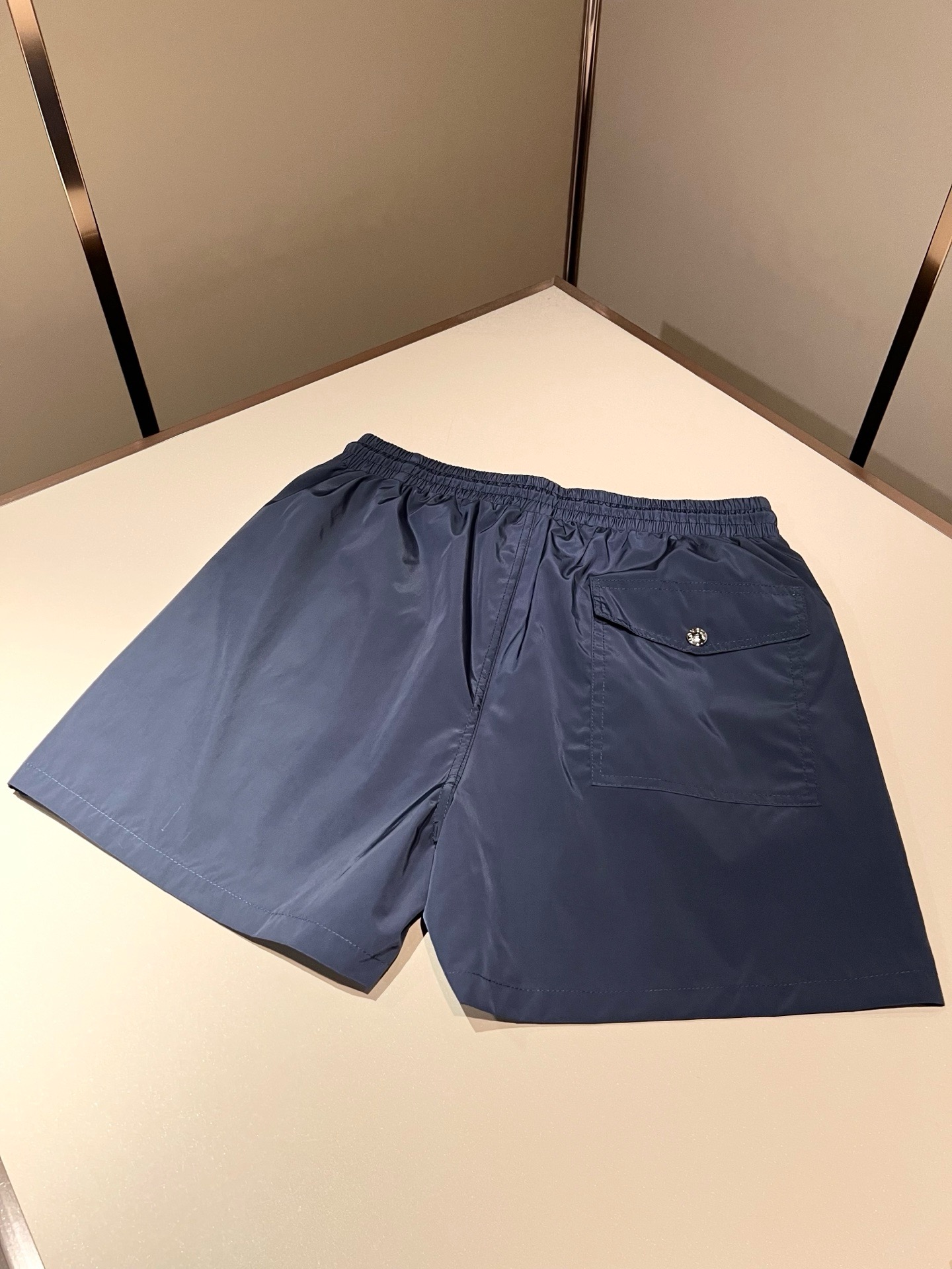 Moncler蒙家 2026春夏男女同款情侣款最新的贸易订单休闲短裤！全品相！！网红款！裤腿采用logo
