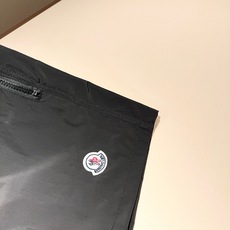 Moncler蒙家 2026春夏男女同款情侣款最新的贸易订单休闲短裤!全品相!!网红款!裤腿采用logo Moncler蒙家 2026春夏男女同款情侣款最新的贸易订单休闲短裤!全品相!!网红款!裤腿采用logo
