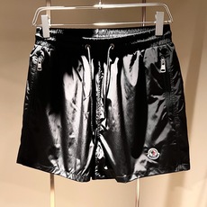 Moncler蒙家 2026春夏男女同款情侣款最新的贸易订单休闲短裤!全品相!!网红款!裤腿采用logo Moncler蒙家 2026春夏男女同款情侣款最新的贸易订单休闲短裤!全品相!!网红款!裤腿采用logo