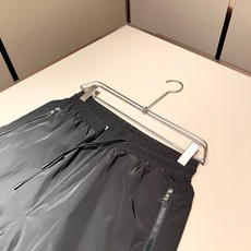 Moncler蒙家 2026春夏男女同款情侣款最新的贸易订单休闲短裤!全品相!!网红款!裤腿采用logo Moncler蒙家 2026春夏男女同款情侣款最新的贸易订单休闲短裤!全品相!!网红款!裤腿采用logo