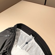 Moncler蒙家 2026春夏男女同款情侣款最新的贸易订单休闲短裤!全品相!!网红款!裤腿采用logo Moncler蒙家 2026春夏男女同款情侣款最新的贸易订单休闲短裤!全品相!!网红款!裤腿采用logo