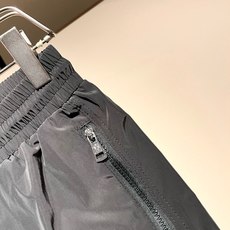 Moncler蒙家 2026春夏男女同款情侣款最新的贸易订单休闲短裤!全品相!!网红款!裤腿采用logo Moncler蒙家 2026春夏男女同款情侣款最新的贸易订单休闲短裤!全品相!!网红款!裤腿采用logo