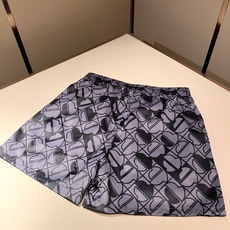 Moncler蒙家 2026春夏男女同款情侣款最新的贸易订单休闲短裤!全品相!!网红款!裤腿采用logo Moncler蒙家 2026春夏男女同款情侣款最新的贸易订单休闲短裤!全品相!!网红款!裤腿采用logo