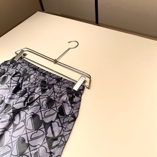 Moncler蒙家 2026春夏男女同款情侣款最新的贸易订单休闲短裤!全品相!!网红款!裤腿采用logo Moncler蒙家 2026春夏男女同款情侣款最新的贸易订单休闲短裤!全品相!!网红款!裤腿采用logo