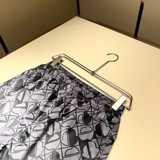 Moncler蒙家 2026春夏男女同款情侣款最新的贸易订单休闲短裤!全品相!!网红款!裤腿采用logo Moncler蒙家 2026春夏男女同款情侣款最新的贸易订单休闲短裤!全品相!!网红款!裤腿采用logo