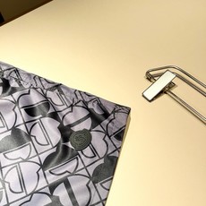 Moncler蒙家 2026春夏男女同款情侣款最新的贸易订单休闲短裤!全品相!!网红款!裤腿采用logo Moncler蒙家 2026春夏男女同款情侣款最新的贸易订单休闲短裤!全品相!!网红款!裤腿采用logo