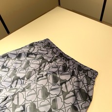 Moncler蒙家 2026春夏男女同款情侣款最新的贸易订单休闲短裤!全品相!!网红款!裤腿采用logo Moncler蒙家 2026春夏男女同款情侣款最新的贸易订单休闲短裤!全品相!!网红款!裤腿采用logo