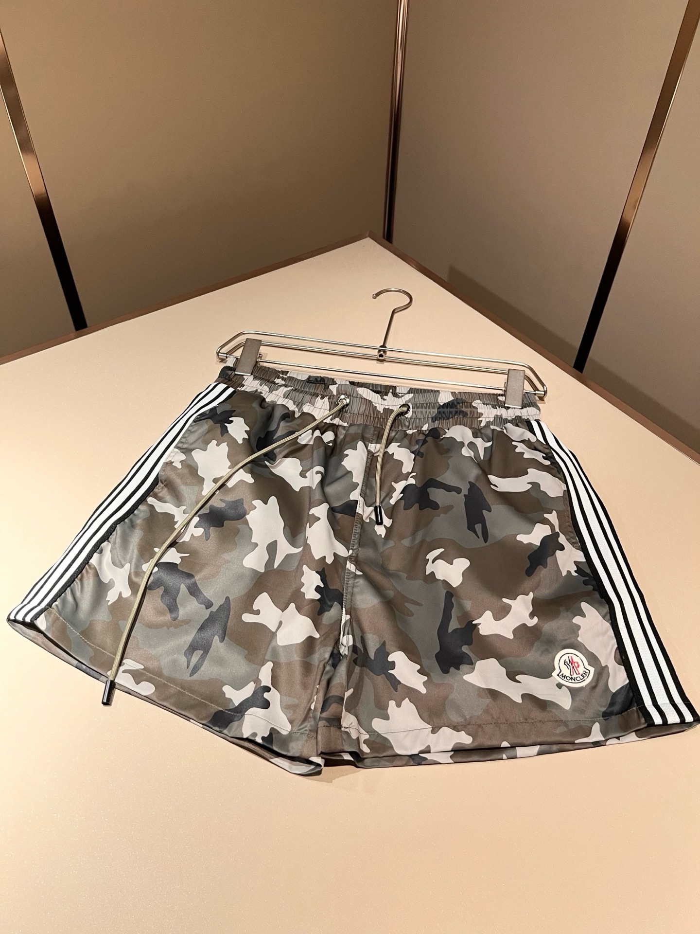 Moncler蒙家 2026春夏男女同款情侣款最新的贸易订单休闲短裤！全品相！！网红款！裤腿采用logo