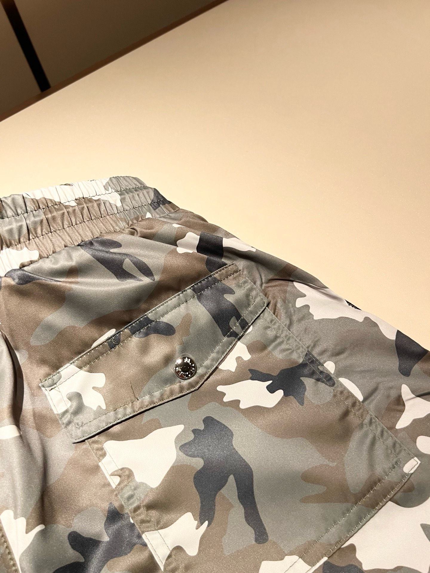Moncler蒙家 2026春夏男女同款情侣款最新的贸易订单休闲短裤！全品相！！网红款！裤腿采用logo