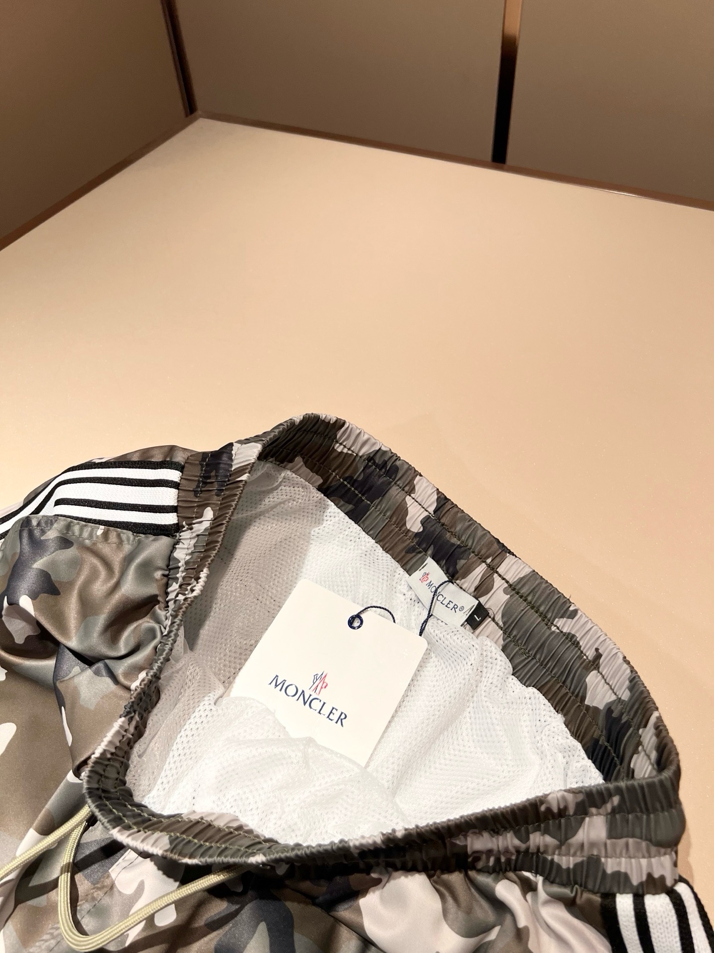 Moncler蒙家 2026春夏男女同款情侣款最新的贸易订单休闲短裤！全品相！！网红款！裤腿采用logo