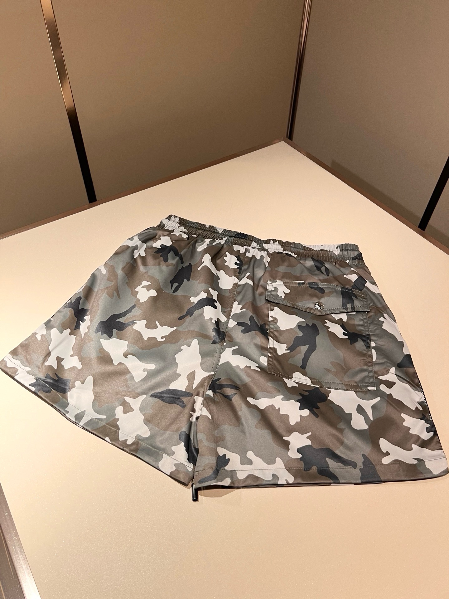 Moncler蒙家 2026春夏男女同款情侣款最新的贸易订单休闲短裤！全品相！！网红款！裤腿采用logo