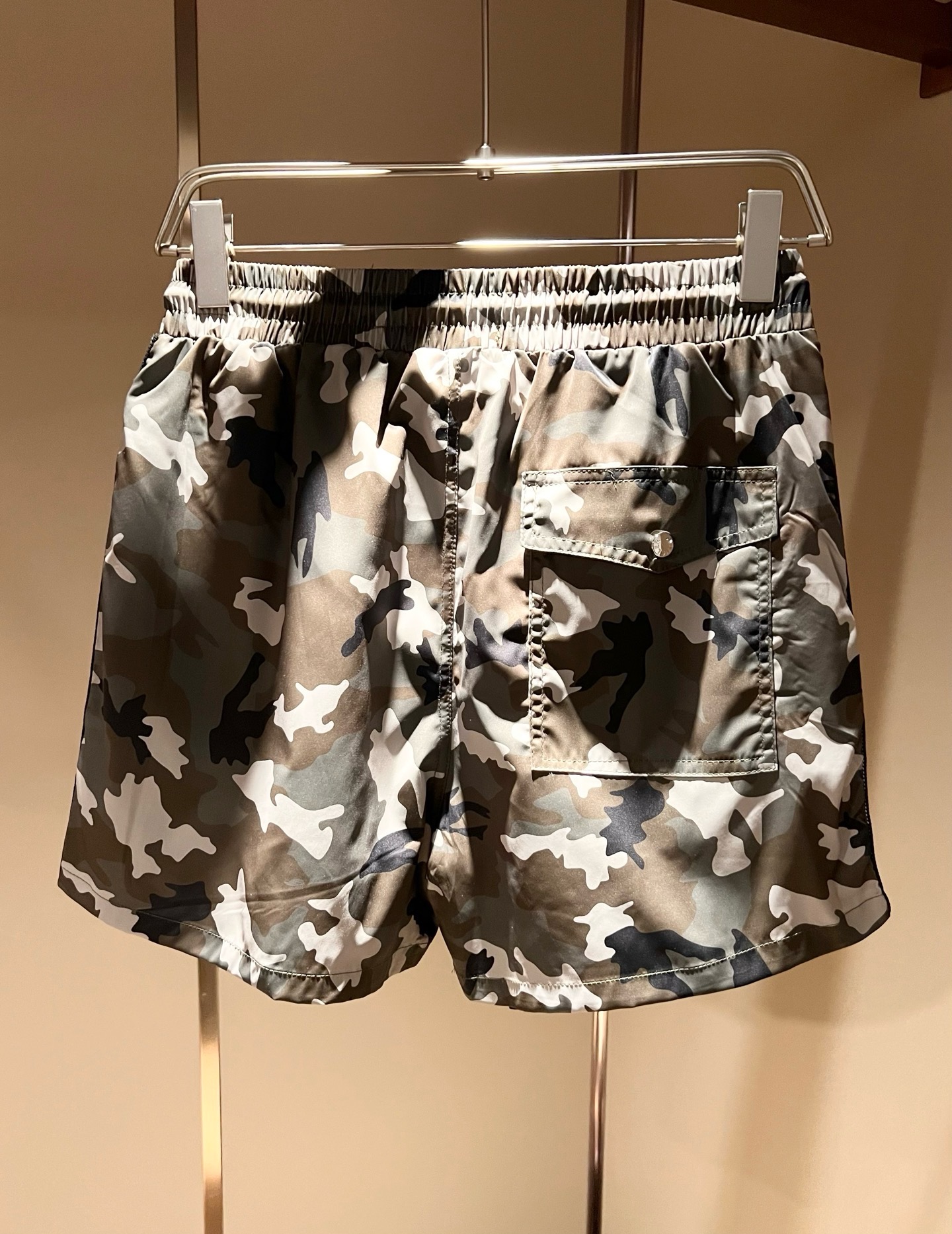 Moncler蒙家 2026春夏男女同款情侣款最新的贸易订单休闲短裤！全品相！！网红款！裤腿采用logo