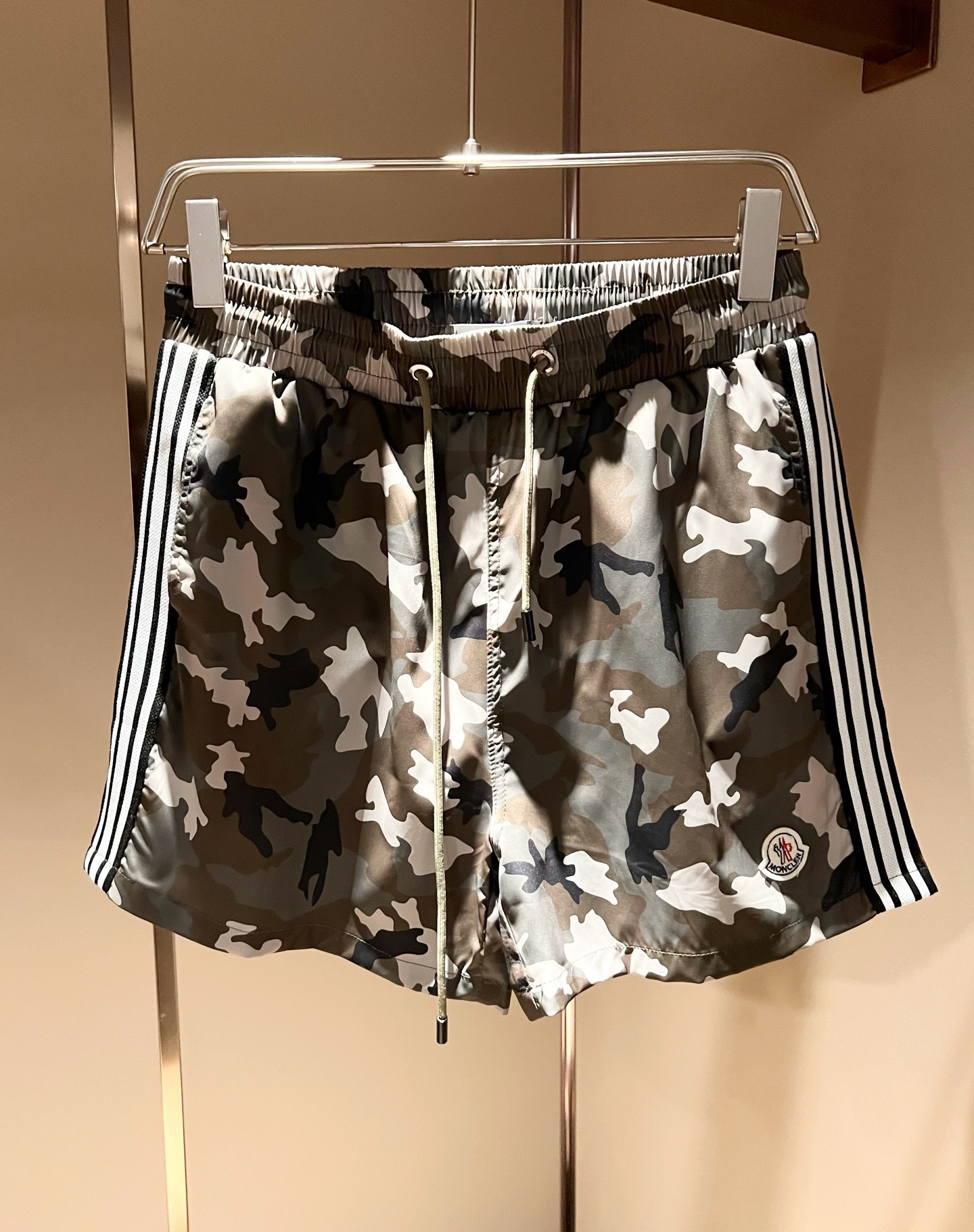 Moncler蒙家 2026春夏男女同款情侣款最新的贸易订单休闲短裤！全品相！！网红款！裤腿采用logo