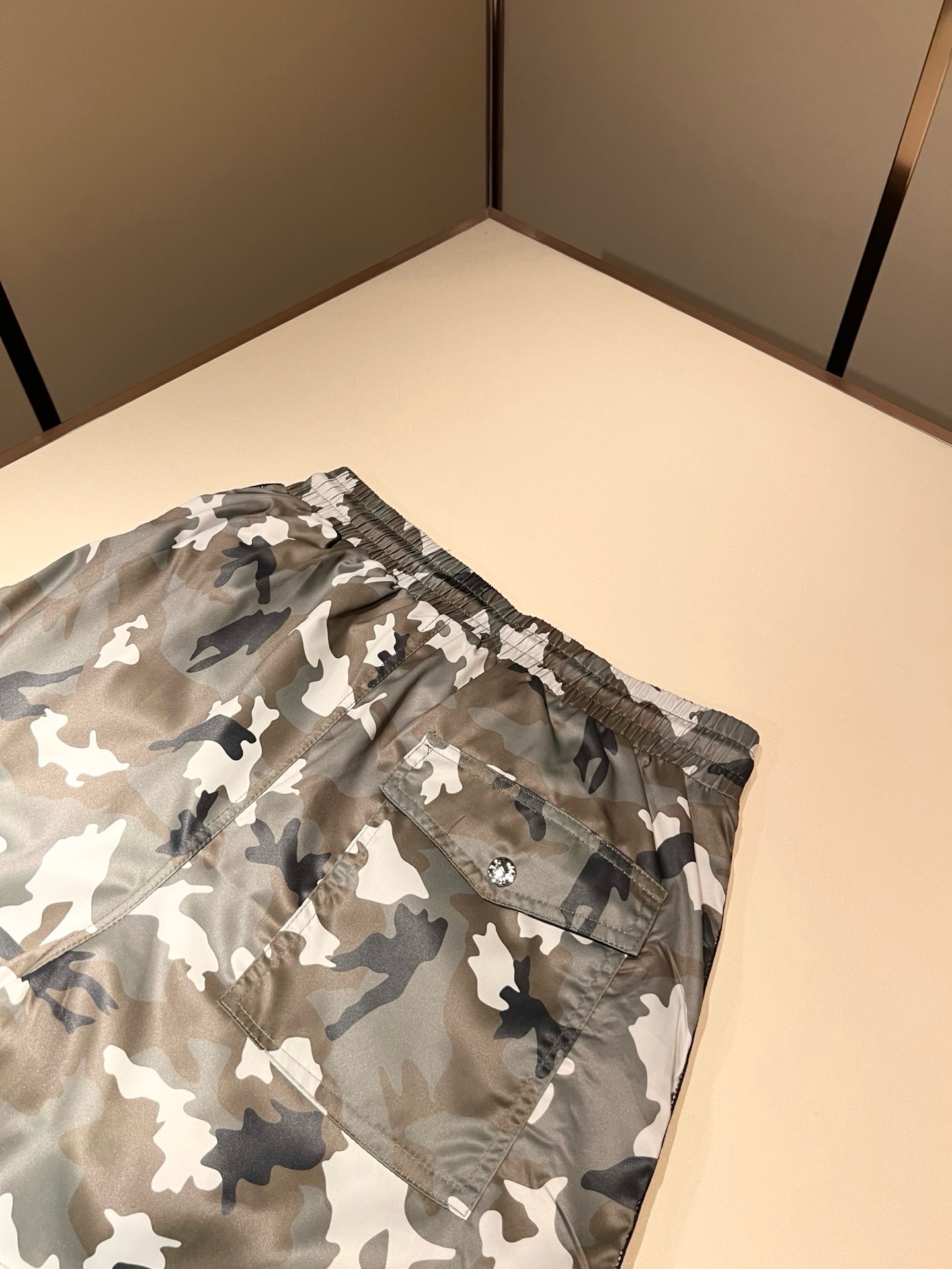Moncler蒙家 2026春夏男女同款情侣款最新的贸易订单休闲短裤！全品相！！网红款！裤腿采用logo