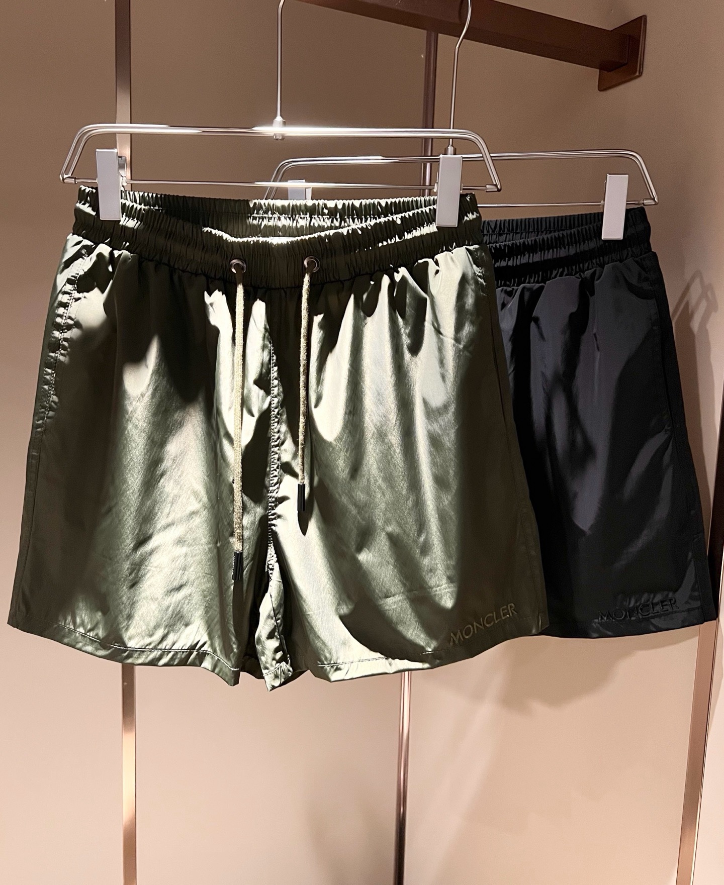 NO:930235,Moncler Mengjia's 2026 spring and summer men's and women's latest trade order casual shorts for couples!  Full condition!  !  Internet celebrity model!  The trouser legs are designed with logo embroidery!  The upper body is comfortable and breathable, not stiff, and has a rich three-dimensional feel overall. Quality export order, customized exclusive polyester fiber fabric tailoring, to meet the simple needs of commuters for dressing. The upper body effect is very good, slimming, and not picky about the figure. The fabric workmanship is impeccable, and the original custom-made hardware and accessories design!  Only with good craftsmanship and good fabrics can you wear a good-looking item. It is a must-have item for everyone!  Size M-3XL,,shorts,19860909Moncler蒙家 2026春夏男女同款情侣款最新的贸易订单休闲短裤！全品相！！网红款！裤腿采用logo刺绣设计！上身舒适透气,不僵硬,整体有着丰富的立体感,品质出口订单,定制专属聚酯纤维面料剪裁,满足通勤人们对于着装的简约需求,上身效果很好,显瘦,不挑剔身材.面料做工....无可挑剔,定制原版五金辅料设计！好工艺好面料才能穿出好品味一款,人手必备单品！尺码M-3XL,,shorts,,Men's clothing