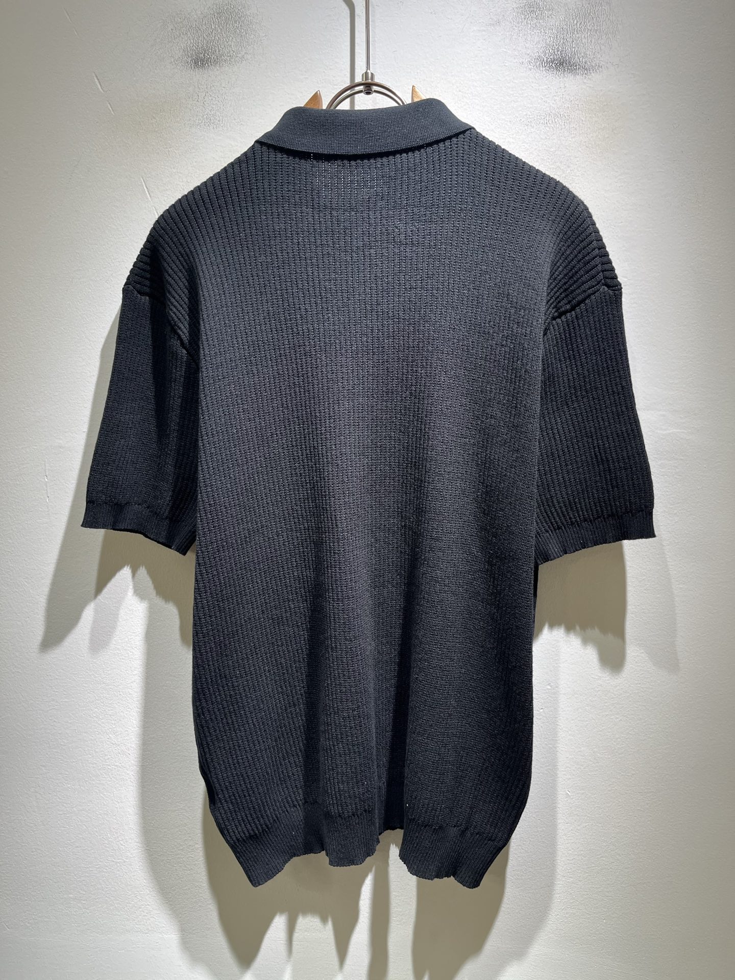 Loro Piana诺悠翩雅 2026春夏男士最新的贸易订单翻领针织短袖T恤，全品相！！上身舒适透气，不