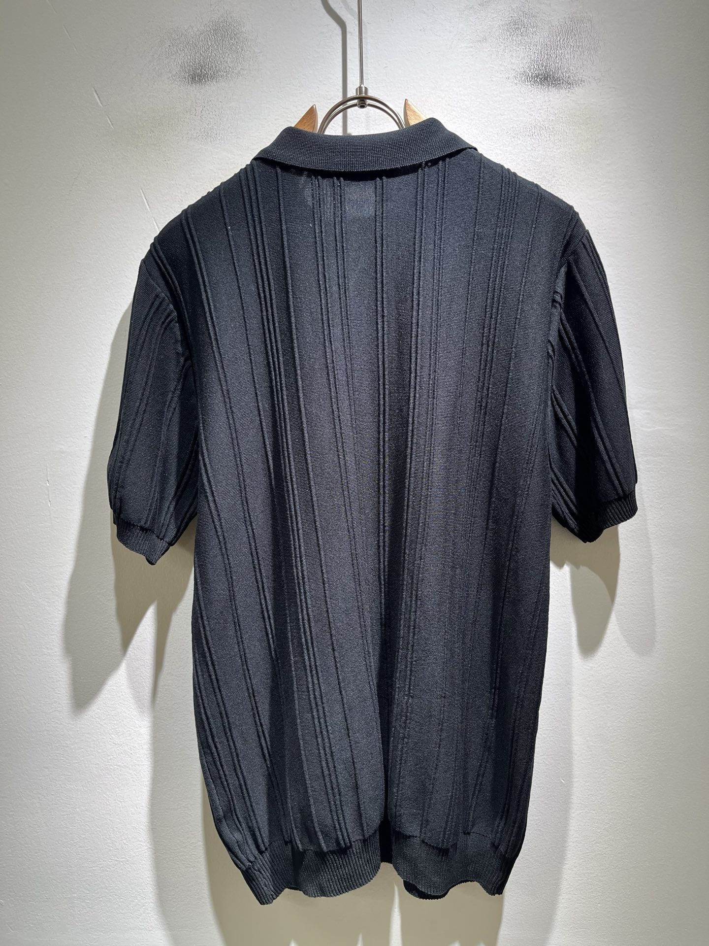 Loro Piana诺悠翩雅 2026春夏男士最新的贸易订单翻领针织短袖T恤，全品相！！上身舒适透气，不