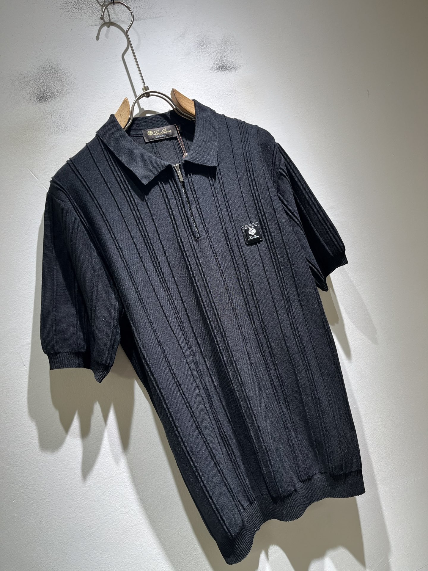 Loro Piana诺悠翩雅 2026春夏男士最新的贸易订单翻领针织短袖T恤，全品相！！上身舒适透气，不