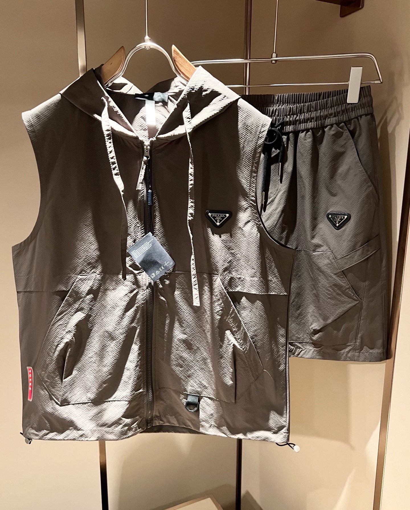 NO:936134,PRAD*A 2026 spring and summer new casual suit, the latest model is exclusively available on the entire network!  !  ~It is both classic and fashionable, who doesn’t love it? It shows the classic again, it is very eye-catching, and it has a low-luxury aura and recognition!  Pr*da's traditional brand concept and modern advanced technology are perfectly combined. Coupled with an extremely modern and simple design, Pr*da's exclusive logo embroidery design!  Customized 100% imported polyester fiber fabric!  The texture of this model is quite impressive. You can tell the specifications and grades at your fingertips. The level of finesse and breathability are top-notch!  Size M-3XL,,prada,19860909PRAD*A普*达 2026春夏新款休闲套装,最新款全网独家首上！！~既经典有时尚百搭,谁不爱啊,将经典再次展现,非常的耐看,自带低奢光环与辨识度！Pr*da传统的品牌理念和现代化的先进技术进行了完美结合.加上极其现代摩登风范的简约设计,p家专属logo刺绣设计！定制百分百进口聚酯纤维面料！此款的质感相当感人 触手便知规格档次 细腻程度与透气效果堪称顶级！尺码M-3XL,,prada,,Men's clothing