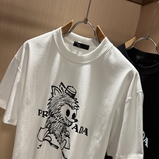 PRAD*A普*达2026春夏新款男女同款👫短袖T恤,最新款全网独家首上!!~既经典有时尚百搭,谁不爱啊 PRAD*A普*达2026春夏新款男女同款👫短袖T恤,最新款全网独家首上!!~既经典有时尚百搭,谁不爱啊