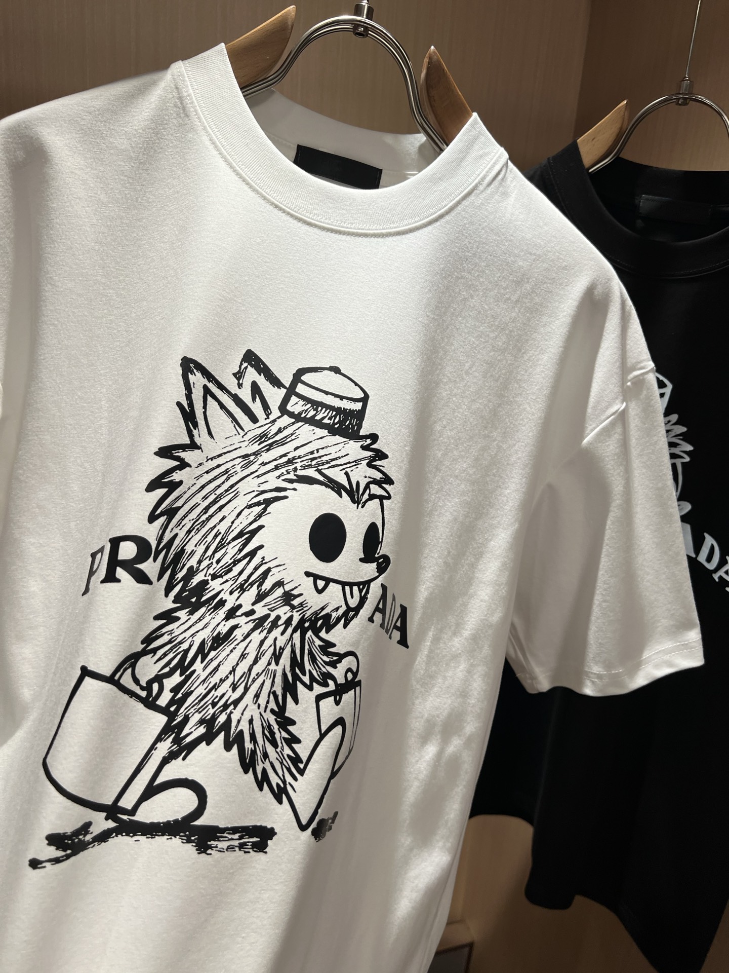 PRAD*A普*达2026春夏新款男女同款👫短袖T恤,最新款全网独家首上!!~既经典有时尚百搭,谁不爱啊 PRAD*A普*达2026春夏新款男女同款👫短袖T恤,最新款全网独家首上!!~既经典有时尚百搭,谁不爱啊