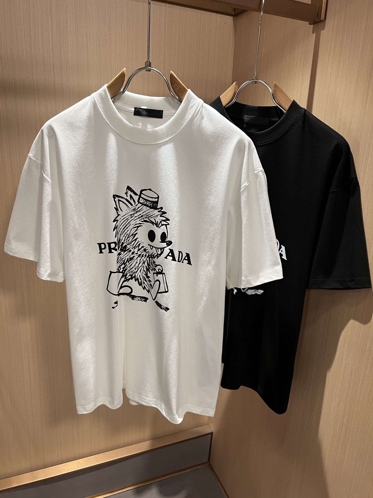 PRAD*A普*达2026春夏新款男女同款👫短袖T恤,最新款全网独家首上!!~既经典有时尚百搭,谁不爱啊 PRAD*A普*达2026春夏新款男女同款👫短袖T恤,最新款全网独家首上!!~既经典有时尚百搭,谁不爱啊