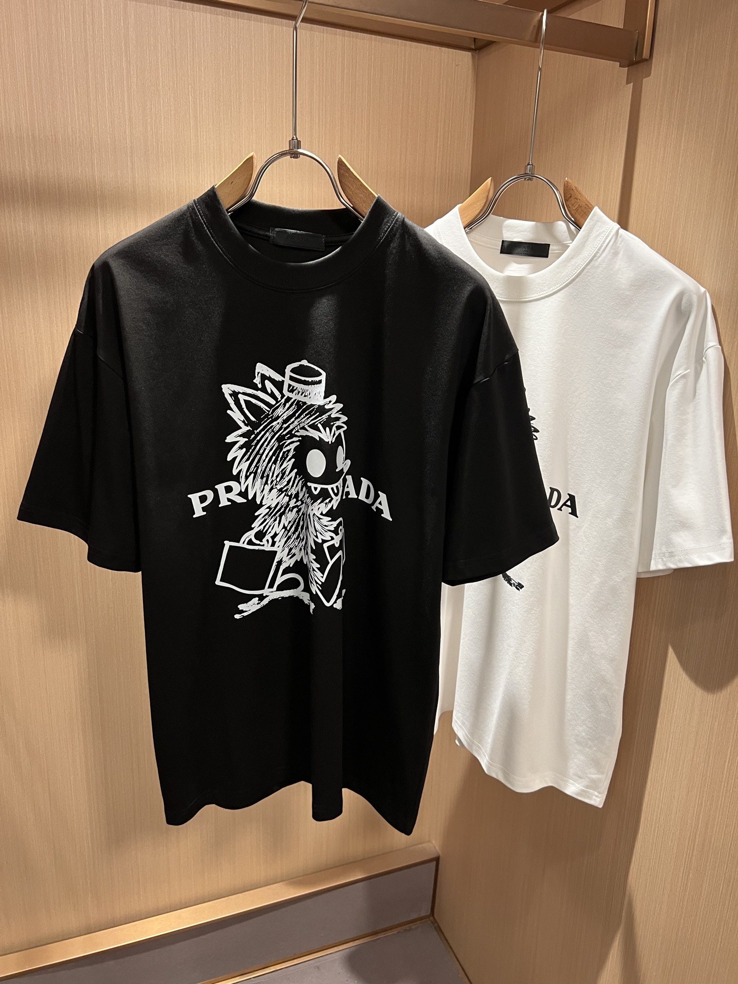 PRAD*A普*达2026春夏新款男女同款👫短袖T恤，最新款全网独家首上！！~既经典有时尚百搭，谁不爱啊