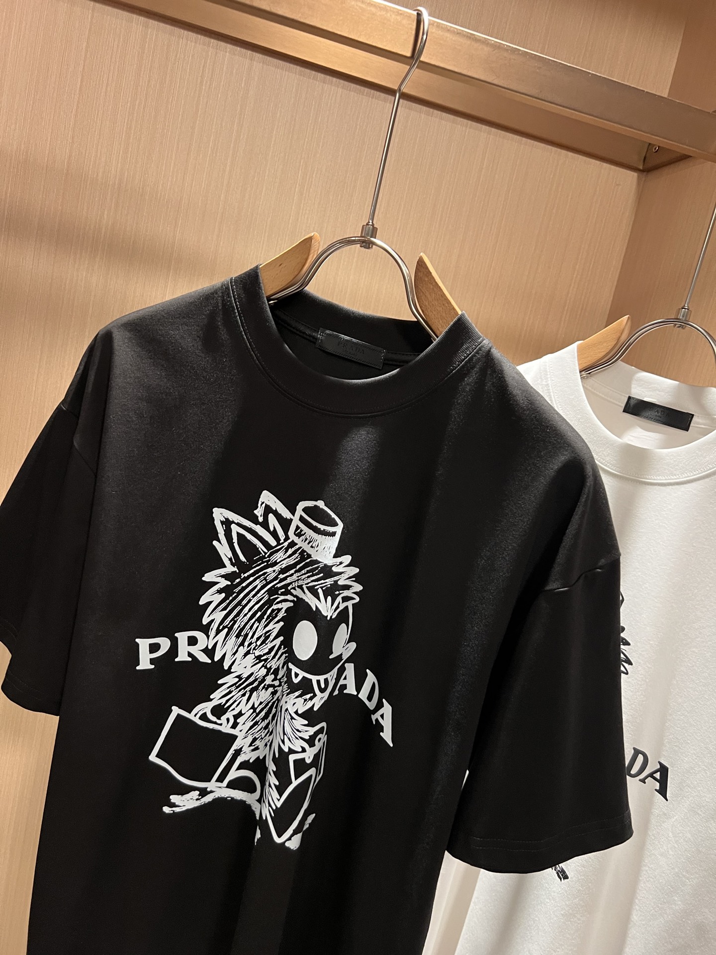 PRAD*A普*达2026春夏新款男女同款👫短袖T恤，最新款全网独家首上！！~既经典有时尚百搭，谁不爱啊