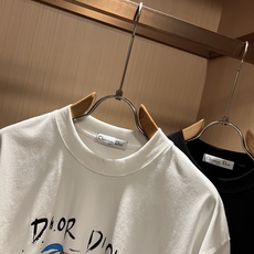 Dio*迪家 2026春夏新款男女同款👫短袖T恤,专柜同步发售!定制专属260克纯棉面料,定制原版工艺螺 Dio*迪家 2026春夏新款男女同款👫短袖T恤,专柜同步发售!定制专属260克纯棉面料,定制原版工艺螺