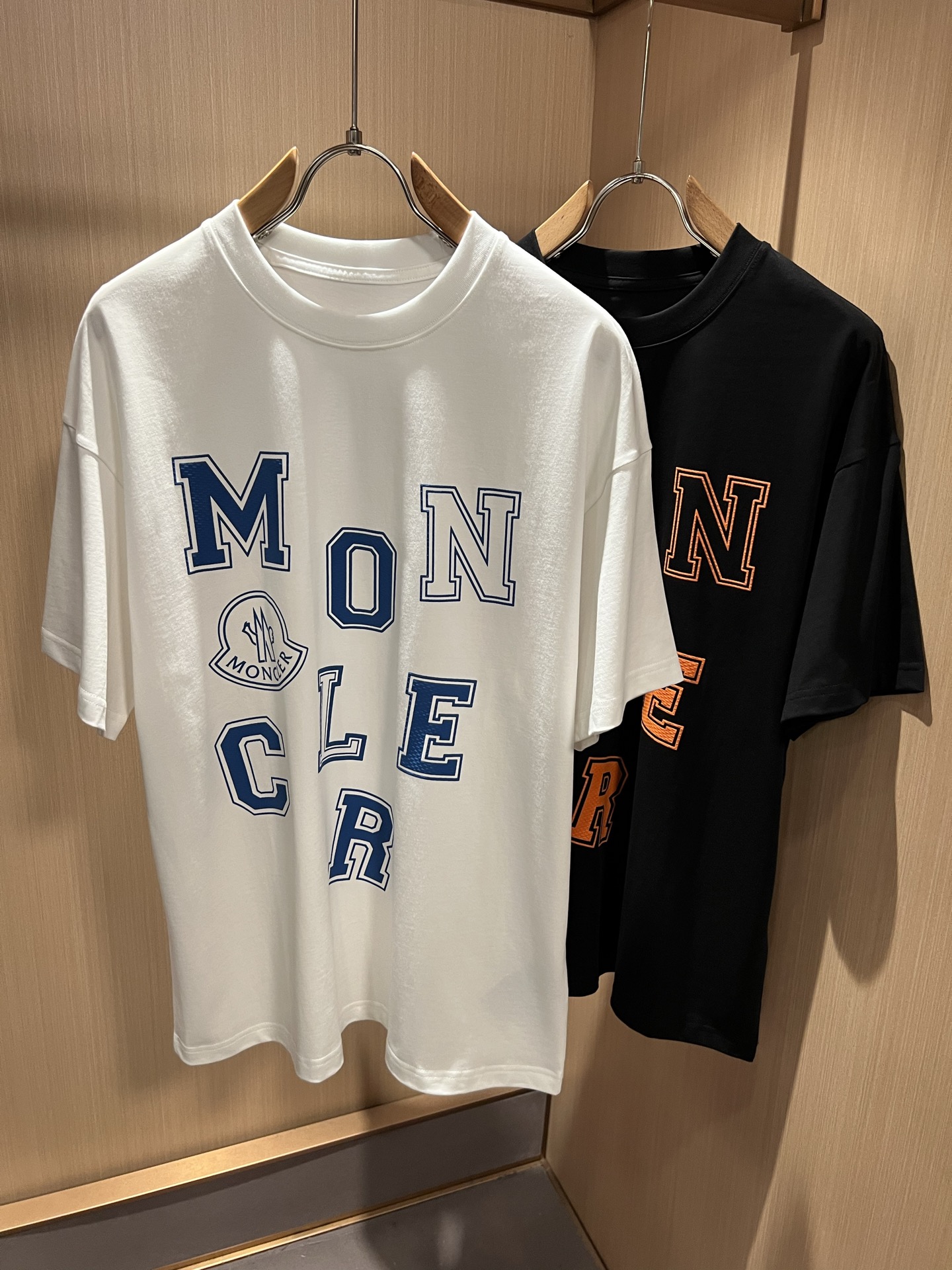 Moncler蒙家 2026春夏男女同款👫情侣款最新的贸易订单短袖T恤，全品相！！网红款！采用logo图
