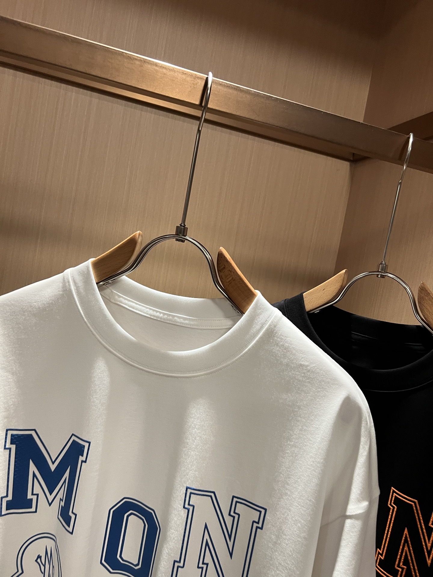 Moncler蒙家 2026春夏男女同款👫情侣款最新的贸易订单短袖T恤，全品相！！网红款！采用logo图