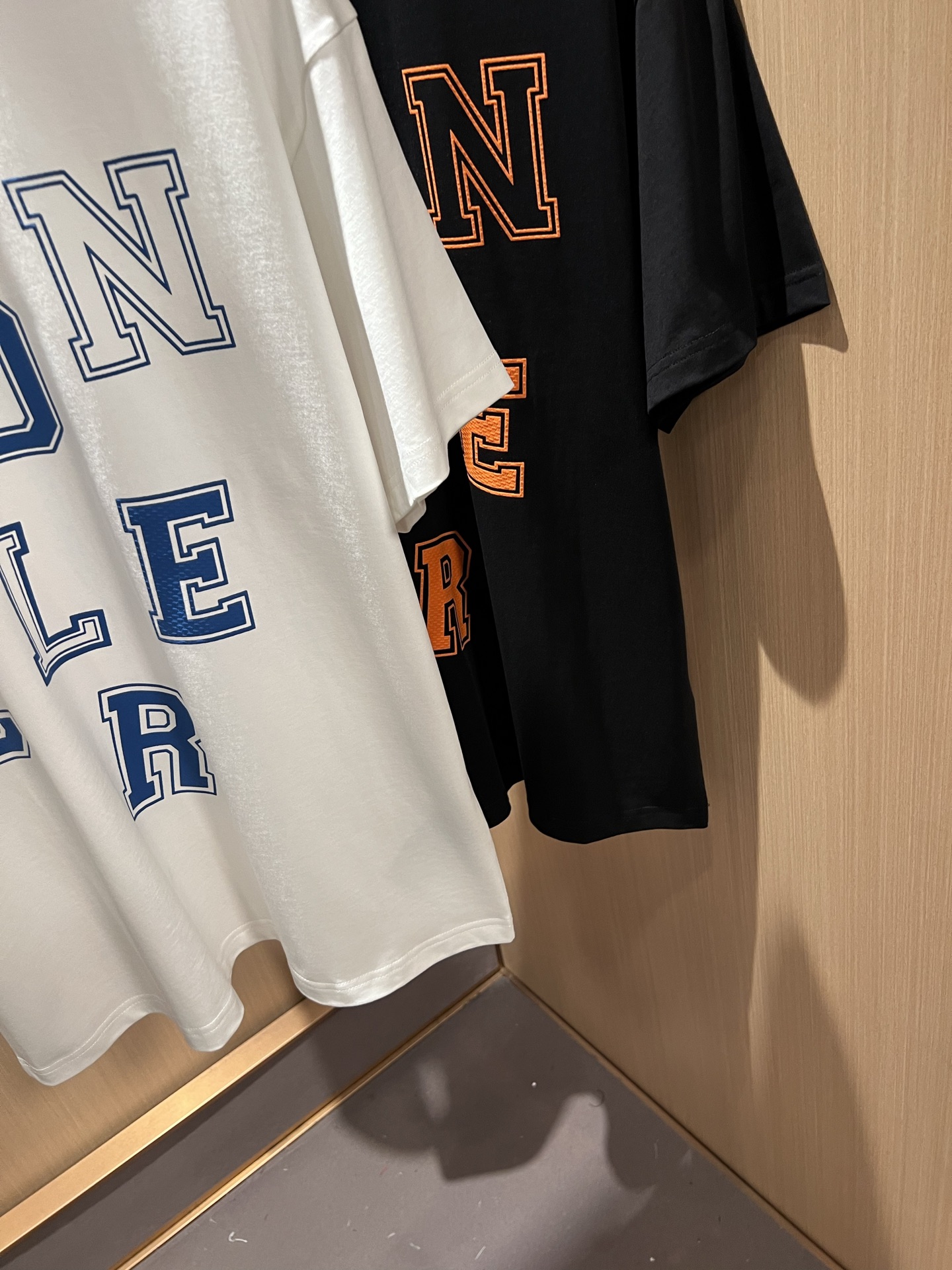 Moncler蒙家 2026春夏男女同款👫情侣款最新的贸易订单短袖T恤，全品相！！网红款！采用logo图