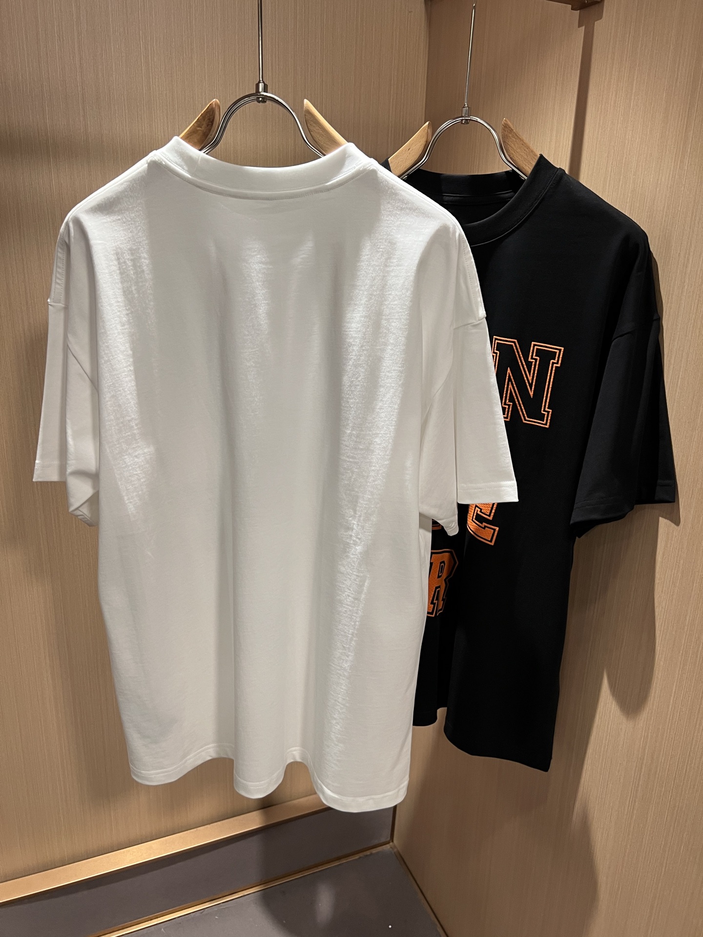 Moncler蒙家 2026春夏男女同款👫情侣款最新的贸易订单短袖T恤，全品相！！网红款！采用logo图