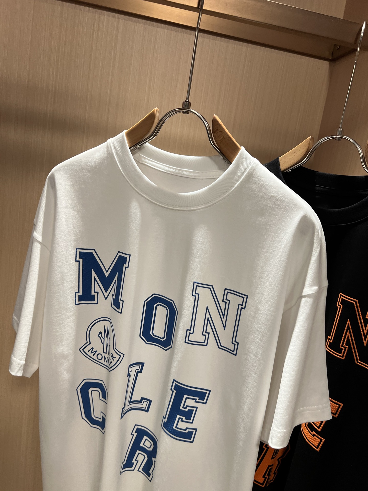 Moncler蒙家 2026春夏男女同款👫情侣款最新的贸易订单短袖T恤，全品相！！网红款！采用logo图