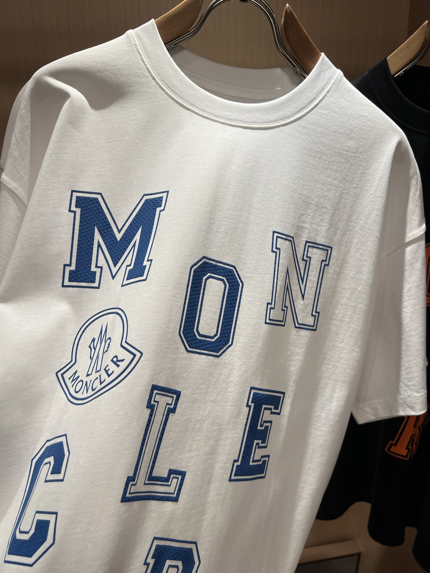 Moncler蒙家 2026春夏男女同款👫情侣款最新的贸易订单短袖T恤，全品相！！网红款！采用logo图