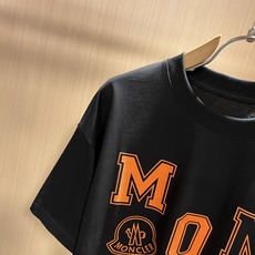 Moncler蒙家 2026春夏男女同款👫情侣款最新的贸易订单短袖T恤,全品相!!网红款!采用logo图 Moncler蒙家 2026春夏男女同款👫情侣款最新的贸易订单短袖T恤,全品相!!网红款!采用logo图