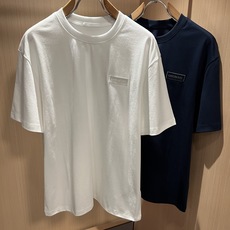 Giv*chy/纪*希2026春夏新款男女同款👫短袖T恤,主创时尚注入了全新时尚能量。通过探索各种题材和 Giv*chy/纪*希2026春夏新款男女同款👫短袖T恤,主创时尚注入了全新时尚能量。通过探索各种题材和