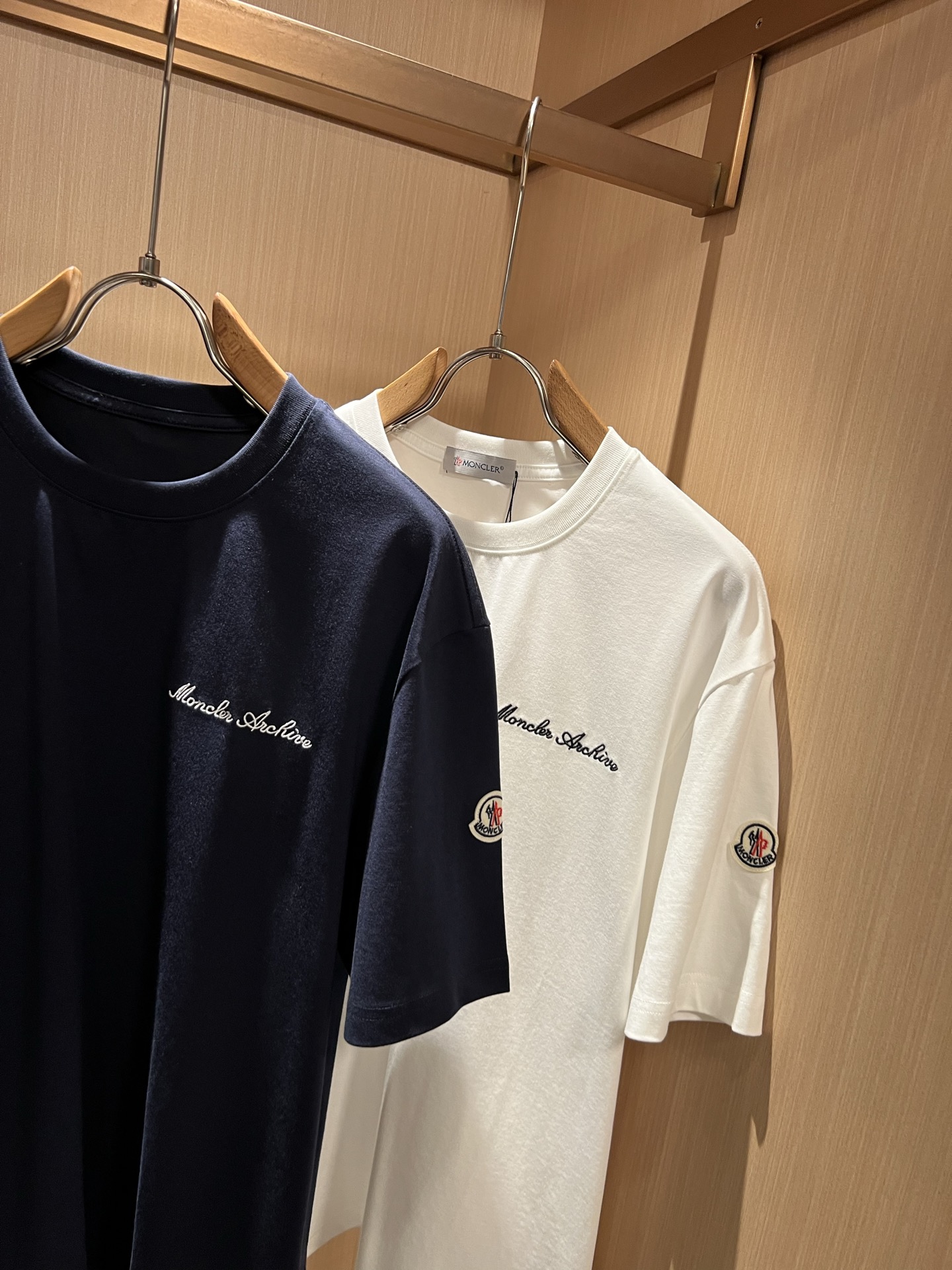 Moncler蒙家 2026春夏最新男女同款👫贸易订单短袖T恤，全品相！！网红款！采用logo图案刺绣设