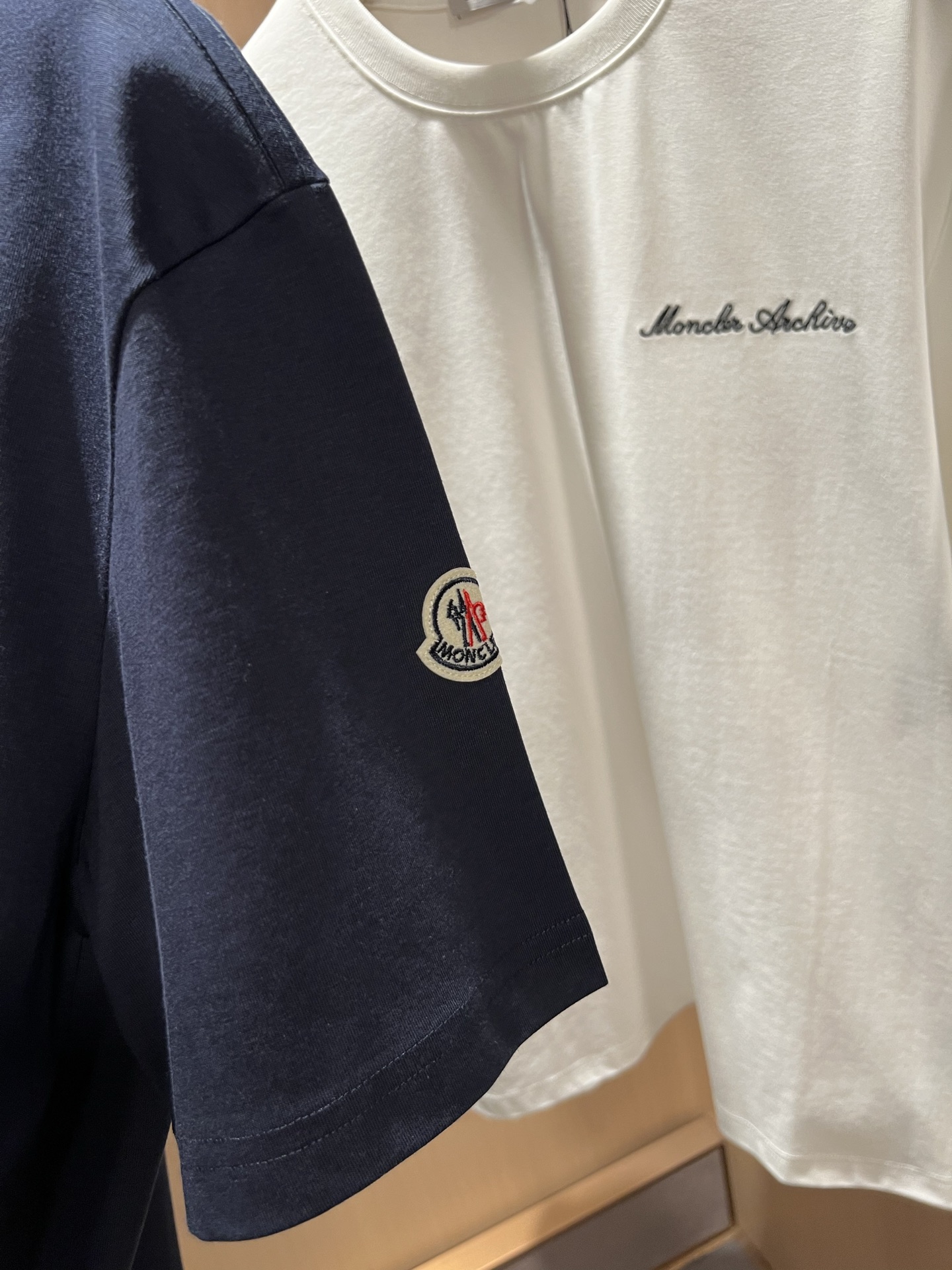 Moncler蒙家 2026春夏最新男女同款👫贸易订单短袖T恤，全品相！！网红款！采用logo图案刺绣设