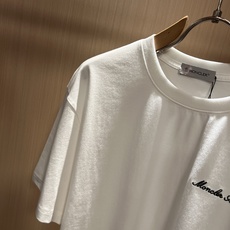 Moncler蒙家 2026春夏最新男女同款👫贸易订单短袖T恤,全品相!!网红款!采用logo图案刺绣设 Moncler蒙家 2026春夏最新男女同款👫贸易订单短袖T恤,全品相!!网红款!采用logo图案刺绣设