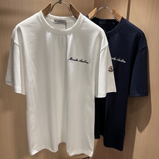 Moncler蒙家 2026春夏最新男女同款👫贸易订单短袖T恤,全品相!!网红款!采用logo图案刺绣设 Moncler蒙家 2026春夏最新男女同款👫贸易订单短袖T恤,全品相!!网红款!采用logo图案刺绣设