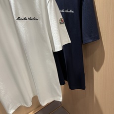 Moncler蒙家 2026春夏最新男女同款👫贸易订单短袖T恤,全品相!!网红款!采用logo图案刺绣设 Moncler蒙家 2026春夏最新男女同款👫贸易订单短袖T恤,全品相!!网红款!采用logo图案刺绣设